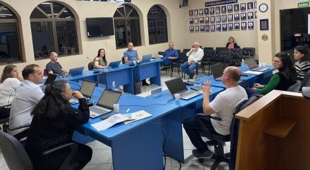 Vereadores debatem com empresa sobre horários de ônibus